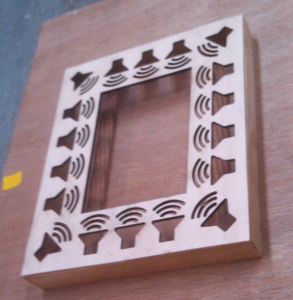 speakers with cradle